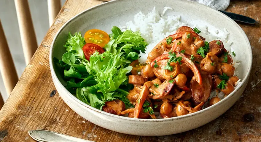 En krämig kycklinggryta med kikärtor och paprika serveras med ris och en fräsch sallad. Perfekt som nyårsmeny barn.
