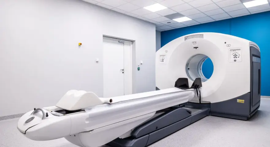 Nowoczesny aparat PET-CT w gabinecie medycznym.