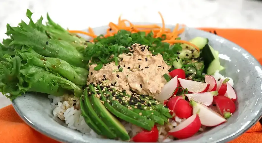 En fräsch tonfisk bowl med ris, avokado, rädisor, gurka, morötter och sallad. Ett perfekt tonfisk recept för en snabb och god lunch.
