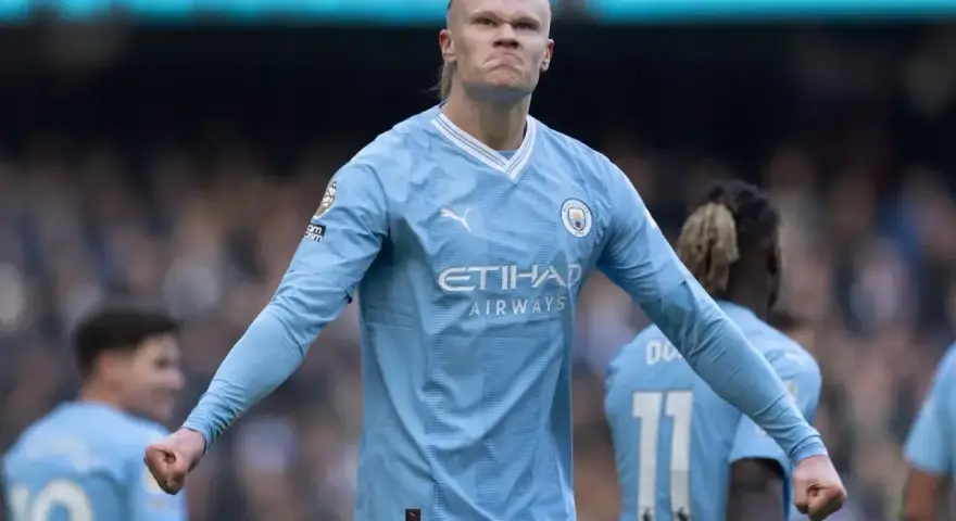 Erling Haaland, najdroższy piłkarz świata, świętuje gola w błękitnej koszulce Manchesteru City.