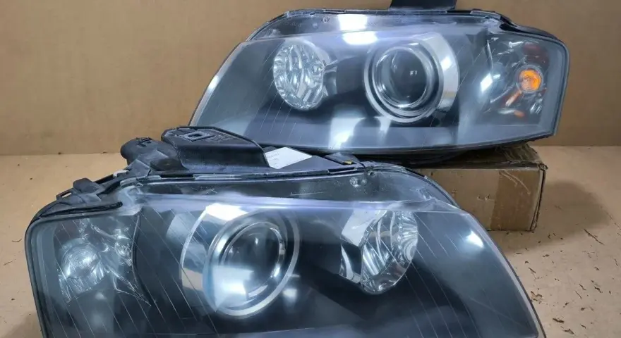 Dwa reflektory Audi A3 8P przód, gotowe do wymiany żarówki.