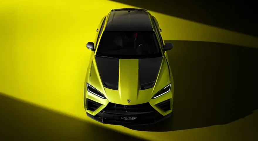 Jaskrawozielony Lambo Urus z czarnymi pasami na masce i dachu, prezentowany z lotu ptaka na żółtym tle.