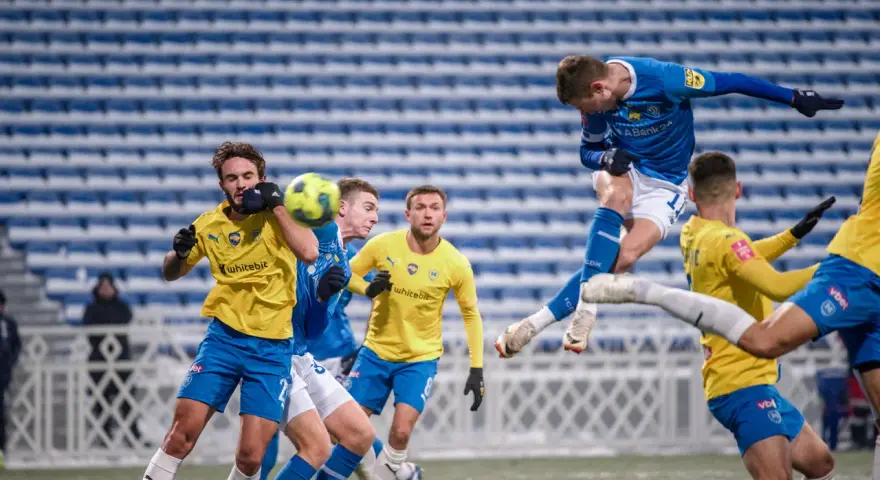 Jugadores de Ucrania FC compiten por el balón en un partido de fútbol.