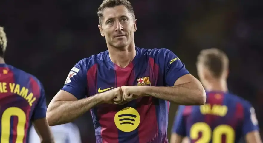 Robert Lewandowski w koszulce Barcelony, świętujący gola. Zastanawiasz się, ile zarabia Lewandowski w Barcelonie?