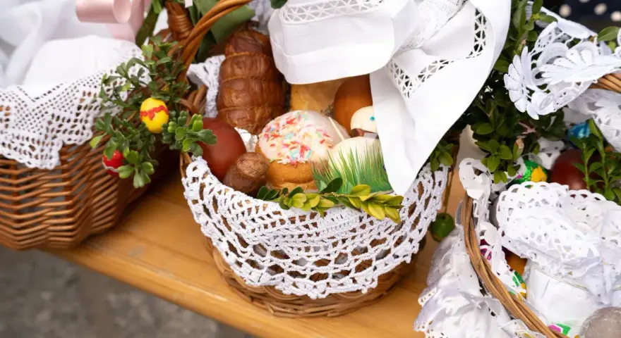 Koszyki ze święconką: jajka, kiełbasa, babka z posypką i bukszpan. Gotowe do poświęcenia.