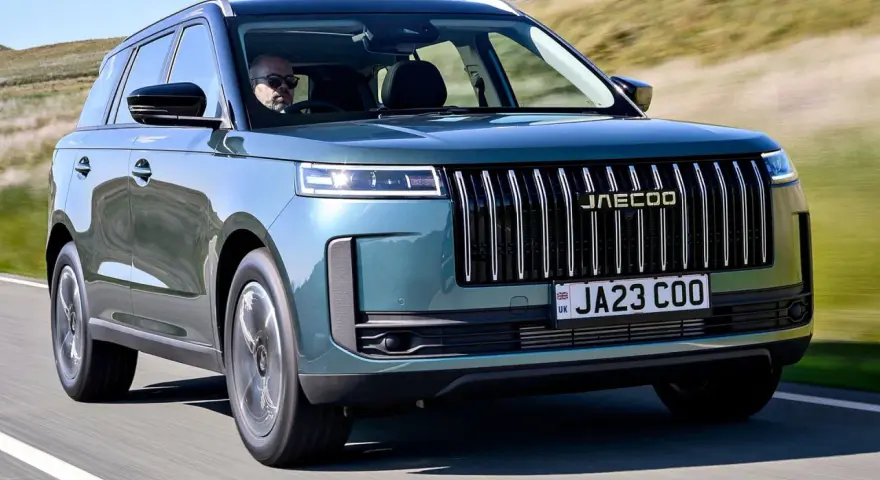Zielony SUV Jaecoo 5 na drodze. Sprawdź jaecoo 5 cena i opinie.