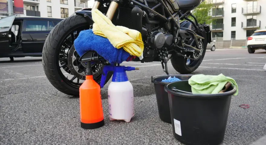 Jak bezpiecznie umyć motocykl na myjni? Uniknij kosztownych błędów!