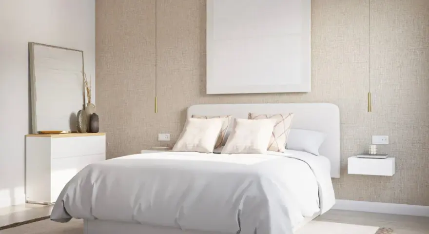 Una serena habitación blanca con cama vestida de blanco, mesitas de noche flotantes y un cuadro minimalista.