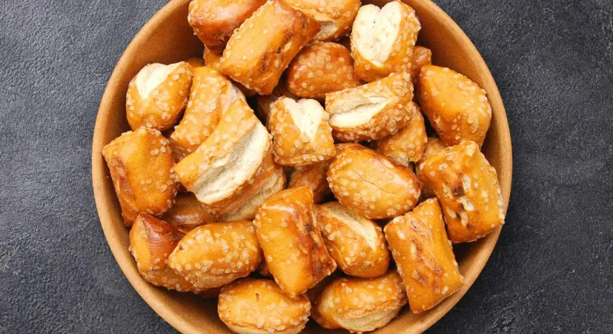Schüssel voller knuspriger Pretzel Bites, perfekt für ein schnelles pretzel bites rezept.