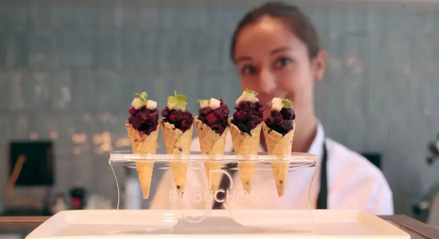 Cinco conos de gofre con tartar de remolacha y cubos de manzana, un ejemplo de la cocina de Robuchon.