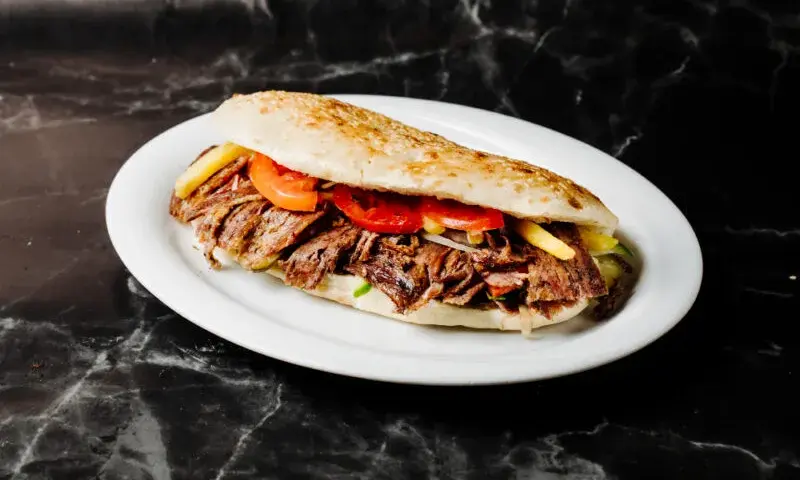 Ile kalorii ma kebab w bułce? Zaskakujące wartości odżywcze!