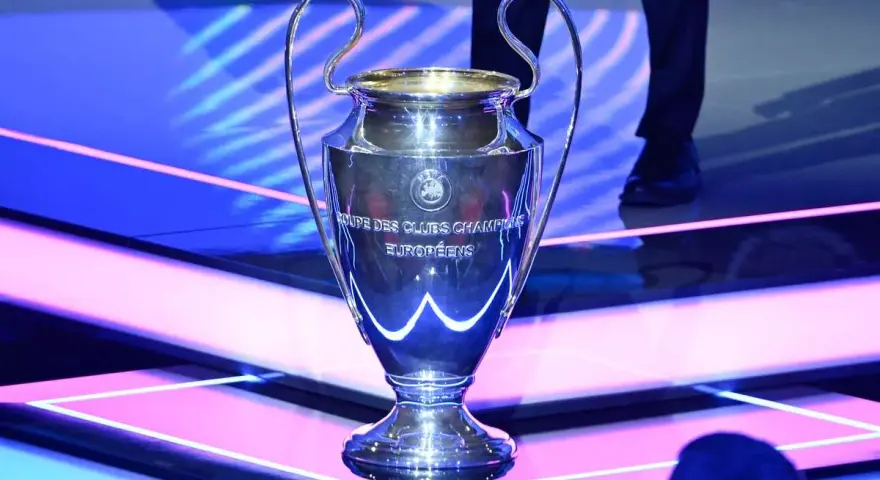 Trofeum Ligi Mistrzów błyszczy, czekając na moment, kiedy losowanie ligi mistrzów wyłoni zwycięzcę.