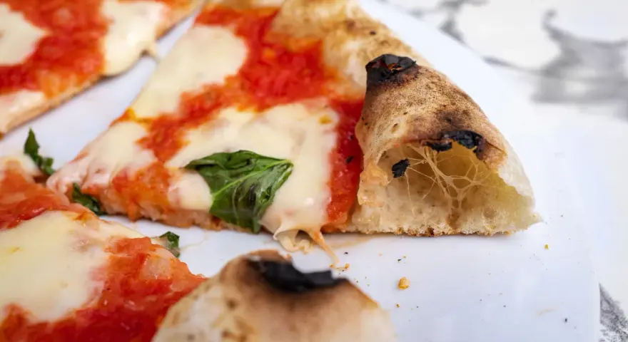 Puszyste ciasto na pizzę neapolitańską z rozpływającym się serem i pomidorowym sosem. Idealne na letni wieczór.