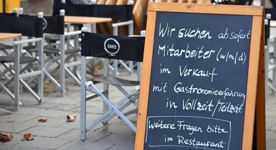 Tafel mit Stellenangebot: Mitarbeiter (w/m/d) im Verkauf gesucht. Hier wird der Unterschied zwischen Nebenjob und Minijob nicht erklärt, aber Vollzeit/Teilzeit erwähnt.