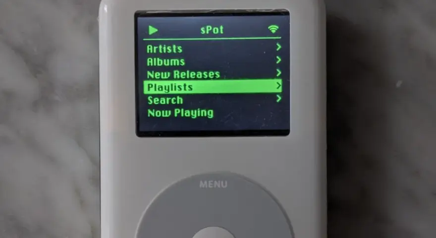 Ein iPod Classic mit dem Menü "sPot" und der Option "Playlists" hervorgehoben. Nostalgie trifft auf modernen Musikgenuss, wie ein iPod Classic mit Spotify-ähnlicher Oberfläche.