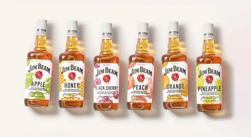 Sześć butelek Jim Beam o różnych smakach: Apple, Honey, Black Cherry, Peach, Orange, Pineapple. Z czym pić Jim Beam Peach? Z lodem lub jako dodatek do drinków.