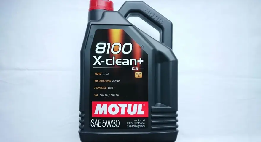 Czarna bańka oleju silnikowego Motul 8100 X-clean+ 5W30 z czerwonym korkiem.
