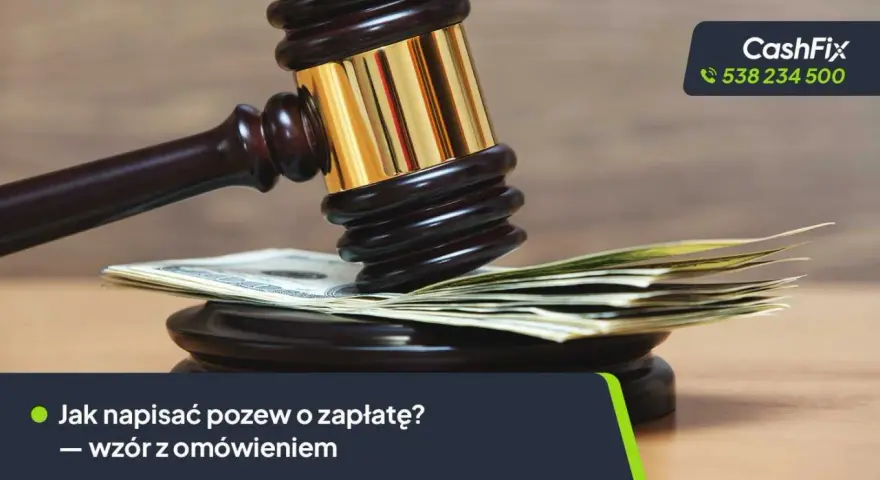Młotek sędziowski na stosie banknotów. Jak napisać pozew o zapłatę w postępowaniu upominawczym? Wzór z omówieniem.