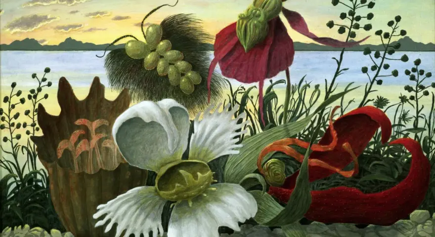 En drömsk scen med surrealism svenska. Konstverket visar fantasifulla blommor och växter vid en sjö under en gul och blå himmel.