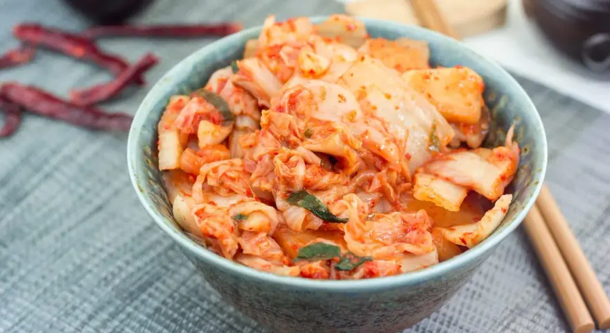 Kimchi: Co to jest? Odkryj smak, zdrowie i sekrety koreańskiej kiszonki
