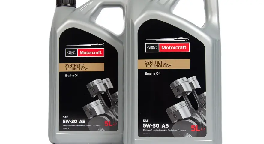 Dwa litrowe kanistry oleju silnikowego Motorcraft 5W-30 A5. 5W-30 co oznacza? To lepkość oleju, kluczowa dla ochrony silnika.