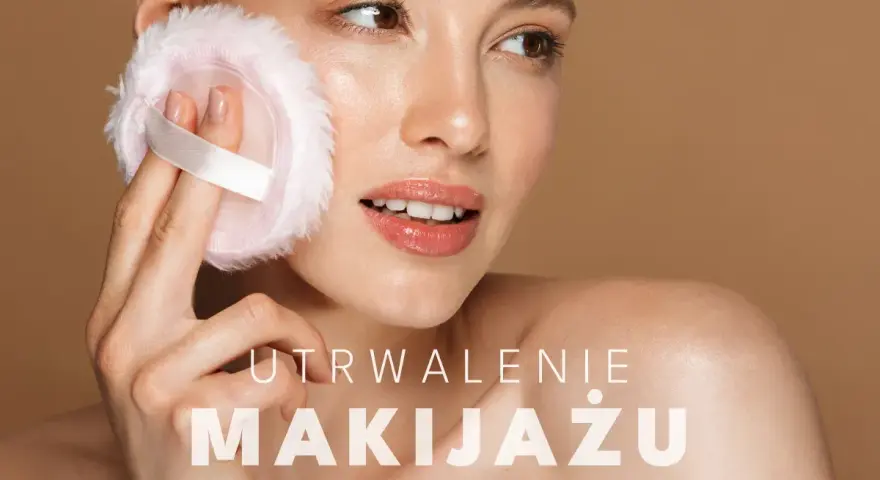 Kobieta delikatnie poprawia makijaż pudrową puszką. Idealny sposób, czym utrwalić makijaż na cały dzień.