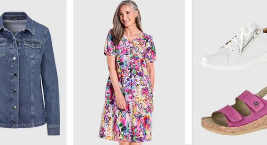 Vieux rose avec une robe fleurie, une veste en jean et des chaussures blanches et roses.