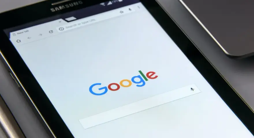 Ekran telefonu Samsung z otwartą wyszukiwarką Google. Czas na aktualizację telefonu i nowe funkcje!