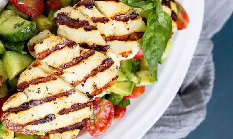 Jak jeść ser halloumi - odkryj pyszne sposoby na jego podanie