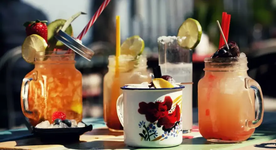 Erfrischende Cocktails, die an Hemingway und seinen Alkohol erinnern, mit Früchten und Eis.