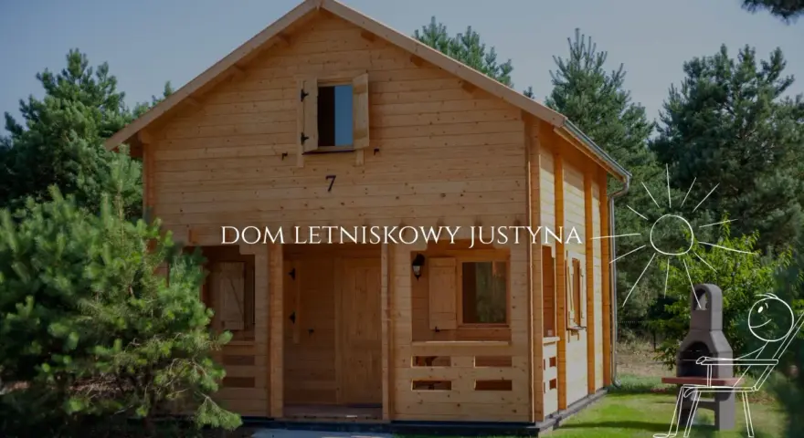 Uroczy dom letniskowy z drewna, otoczony zielenią. Idealne miejsce na wypoczynek.