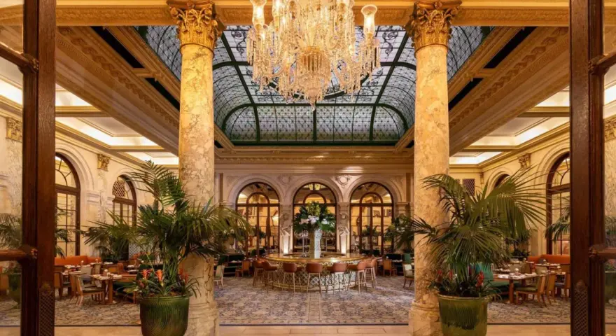 Luksusowy hol hotelu Plaza w Nowym Jorku. Zastanawiasz się, ile kosztuje jedna noc w hotelu Plaza w Nowym Jorku?