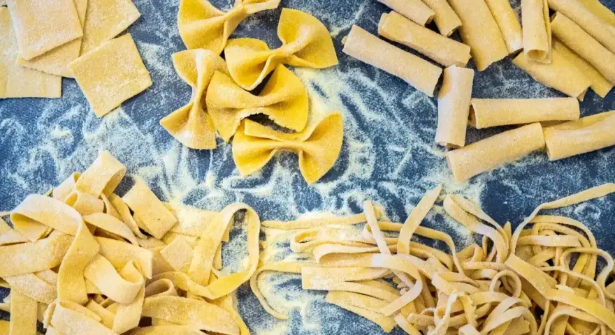 Różne rodzaje domowego makaronu: kwadraty, kokardki, rurki, tagliatelle. Idealne do nauki, jak ugotować makaron.