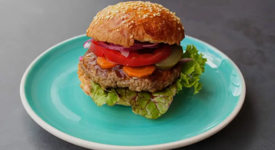 Rozmoknięta bułka w burgerze? 7 zasad na idealny kęs!