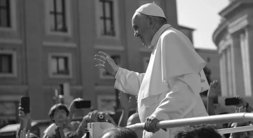 Papież Franciszek pozdrawia tłum. Kto może zostać papieżem? Tylko kardynałowie.