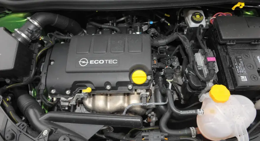 Silnik Opel Meriva 1.7 CDTI z widocznym napisem ECOTEC, akumulatorem i zbiorniczkiem płynu chłodniczego.