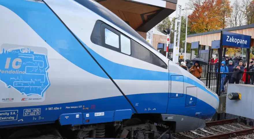 Pendolino zbliża się do stacji Zakopane. Czy to ten pociąg jedzie do Zakopanego?