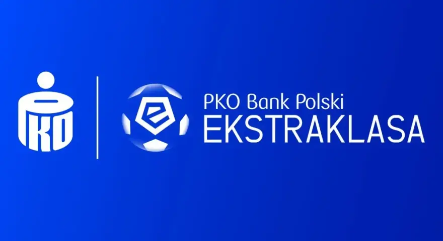 Logo PKO Bank Polski i piłka z literą "e" symbolizują emocjonujące rozgrywki ekstraklasy.