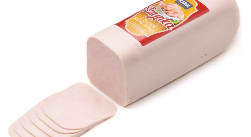 Szynka z kurczaka Karol Premium, pokrojona w cienkie plastry, gotowa do podania.