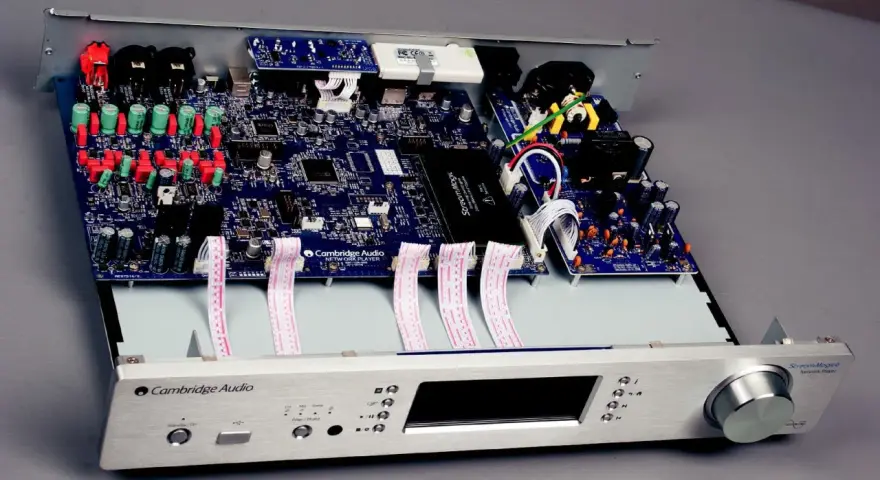 Wnętrze odtwarzacza Cambridge Audio Stream Magic 6 z widoczną płytą główną, kondensatorami i taśmami połączeniowymi.