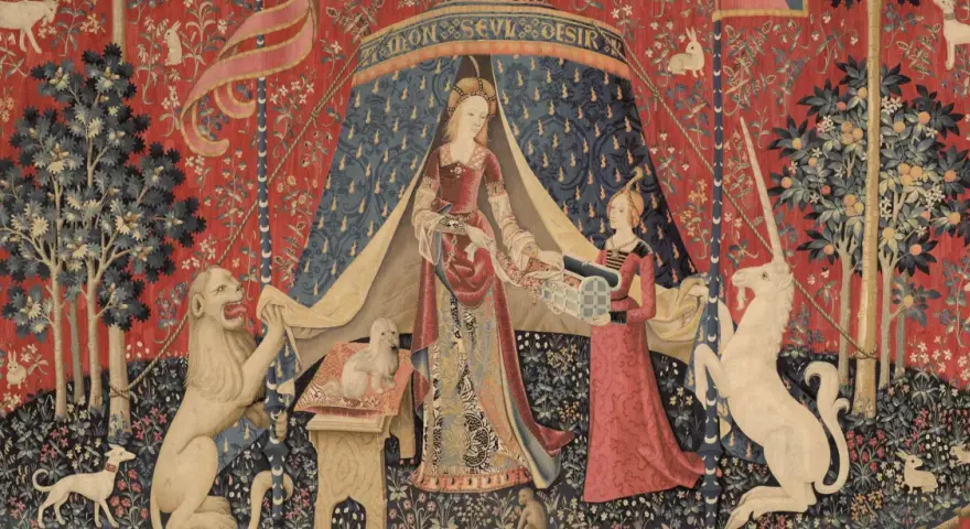 Tapiz del "Dama y el Unicornio" en el museo Cluny. Una dama recibe un collar de un unicornio, custodiada por un león.