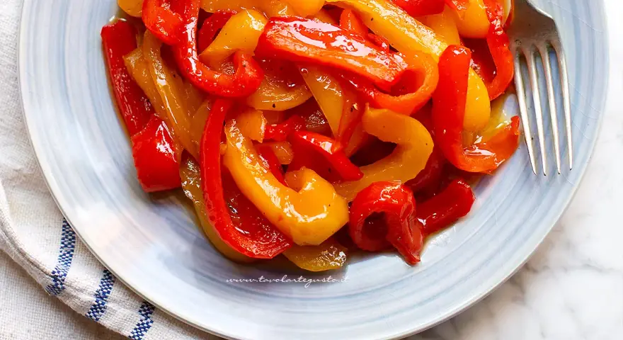 Peperoni in agrodolce, la ricetta della nonna che sa di casa. Un piatto colorato e saporito, perfetto per ogni occasione.
