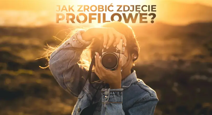 Dziewczyna w dżinsowej kurtce robi zdjęcie aparatem. Tekst: "Jak zrobić ładne zdjęcie profilowe?". Słońce zachodzi.