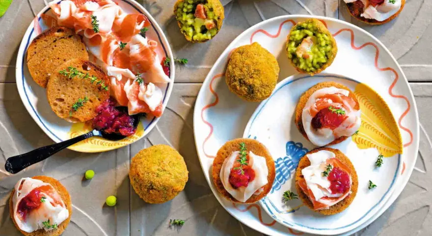 Antipasti sfiziosi per stupire freddi: croccanti arancini verdi e tartine con prosciutto e confettura.