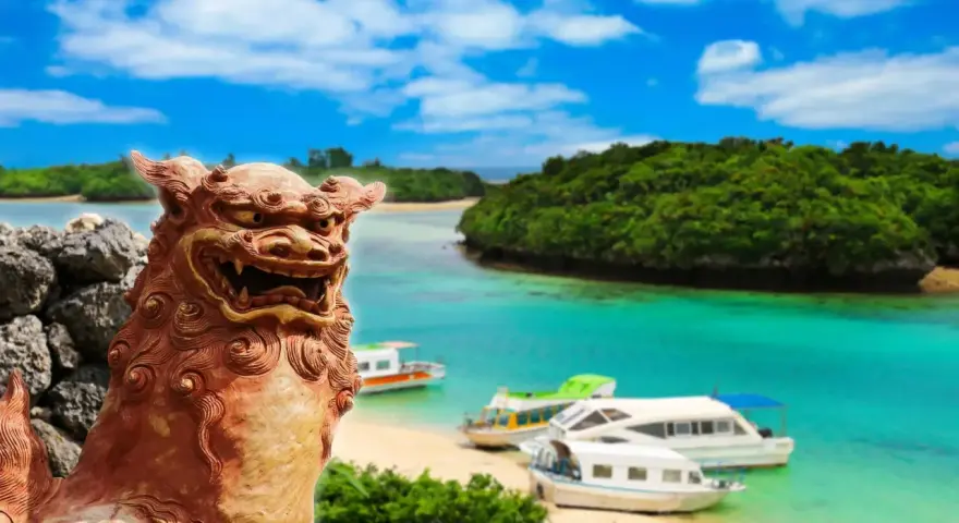 Kamienna lwica strzeże rajskiej plaży z łodziami na archipelagu z Okinawą.
