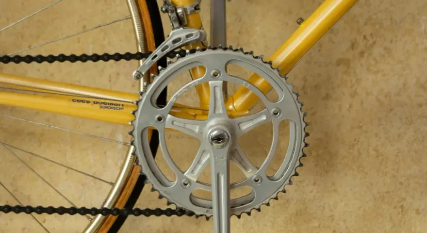 Detaljerad bild av en cykels vevparti och framdrev, perfekt för att visa hur man kan byta framdrev cykel för bättre prestanda.