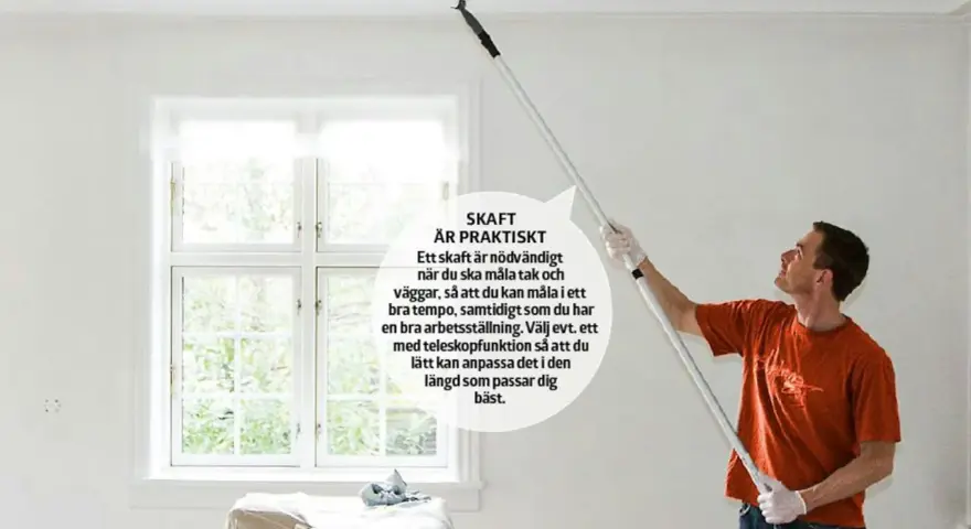 Man målar taket med en lång teleskopskaft för att underlätta arbetet. Att måla med struktur roller blir enklare med rätt verktyg.