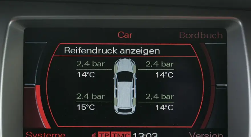 Wyświetlacz pokazuje ciśnienie w oponach (tpms co to), temperaturę i stan ogumienia.
