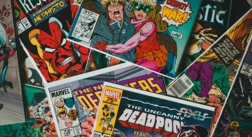 Stos kolorowych okładek komiksów Marvela, w tym Deadpool i Fantastyczna Czwórka.