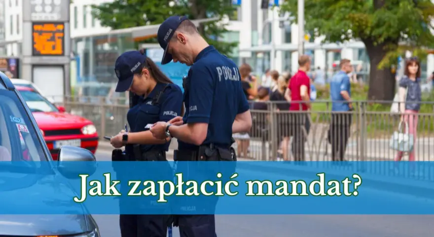 Dwóch policjantów w mundurach rozmawia, jeden z nich trzyma dokumenty. Na dole obrazka napis: "Jak zapłacić mandat?".